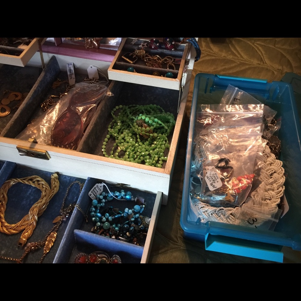 Jewelry case and some jewelry in side - Picture 3 of 3